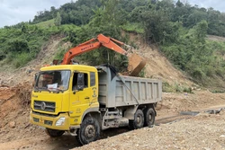 Đắk Lắk: Di dời người dân vùng sạt lở đến nơi an toàn, khơi thông đường bị ách tắc