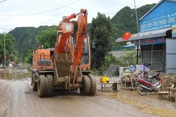 Khẩn trương vệ sinh môi trường, phòng chống dịch bệnh sau mưa lũ