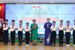 Tiếp sức đến trường cho học sinh vùng biển đảo và dân tộc thiểu số