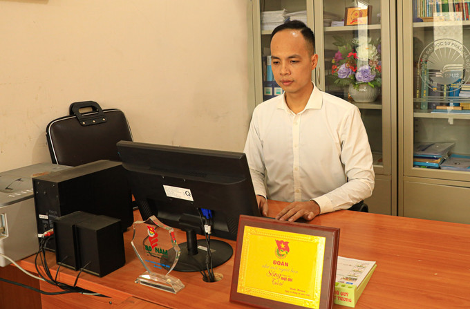 Thầy giáo Hoàng Văn Định Phó Bí thư Đoàn Trường Cao đẳng sư phạm Điện Biên là một trong ba cá nhân của tỉnh Điện Biên nhận giải thưởng Lý Tự Trọng năm 2025. Ảnh: Phan Quân - TTXVN potal-nhung-cay-sang-kien-mo-hinh-hay-trong-phong-trao-doan-o-dien-bien-7931706.jpg