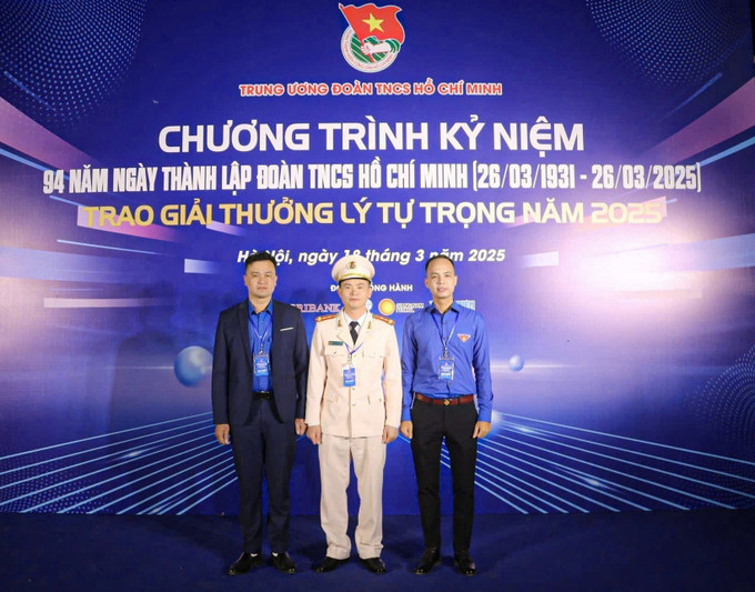 Ba cá nhân của tỉnh Điện Biên nhận giải thưởng Lý Tự Trọng năm 2025. Ảnh: TTXVN phát potal-nhung-cay-sang-kien-mo-hinh-hay-trong-phong-trao-doan-o-dien-bien-7931707.jpg