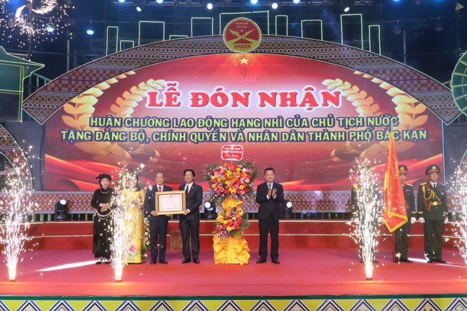 Đảng bộ, chính quyền và nhân dân thành phố Bắc Kạn vinh dự đón nhận Huân chương lao động hạng Nhì của Chủ tịch nước. Ảnh: Vũ Hoàng Giang - TTXVN potal-ky-niem-10-nam-thanh-lap-thanh-pho-bac-kan-7901208.jpg