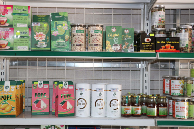 Các sản phẩm OCOP thực phẩm được chế biến từ sen tại trung tâm bán hàng của Ecolotus Việt Nam. Ảnh: Minh Hưng - TTXVN potal-nang-cao-gia-tri-gia-tang-cho-sen-vung-dat-sen-hong-dong-thap-7416596.jpg
