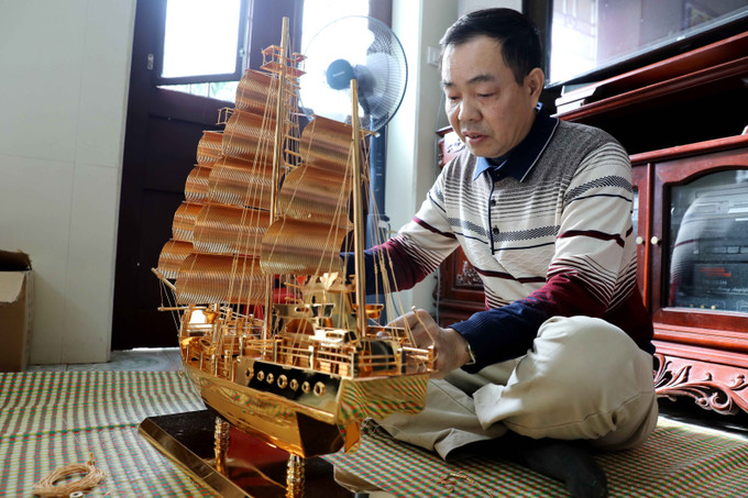 Nghệ nhân Triệu Đăng Khoa, làng nghề chạm bạc Đồng Xâm (xã Hồng Thái, huyện Kiến Xương), hoàn thiện tác phẩm “Thuận buồm xuôi gió”. Ảnh: Thế Duyệt – TTXVN potal-thai-binh-nghe-nhan-tran-tro-giu-lua-nghe-truyen-thong-7884517.jpg