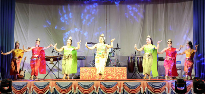Tiết mục múa “Chuôi chhai” của Đoàn Nghệ thuật Khmer Ánh Bình Minh. Ảnh: Thanh Hòa - TTXVN potal-doan-nghe-thuat-khmer-anh-binh-minh-tiep-lua-tinh-yeu-van-hoa-khmer-cho-the-he-tre-7910467.jpg