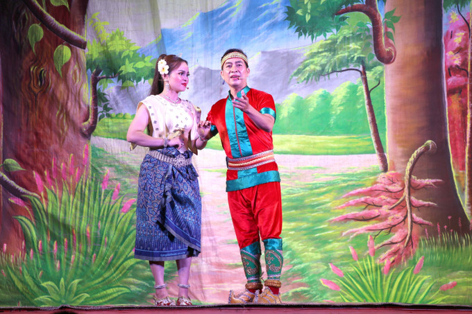 Nghệ sĩ Thạch Ngọc Xuân và Thạch Thị Tuyết trong vở “Chuyện tình chàng Via Sa Na”. Ảnh: Thanh Hòa - TTXVN potal-doan-nghe-thuat-khmer-anh-binh-minh-tiep-lua-tinh-yeu-van-hoa-khmer-cho-the-he-tre-7910460.jpg