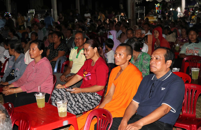 Đông đảo khán giả theo dõi các tiết mục do Đoàn Nghệ thuật Khmer Ánh Bình Minh biểu diễn tại ấp Vàm Ray, xã Hàm Tân, huyện Trà Cú. Ảnh: Thanh Hòa - TTXVN potal-doan-nghe-thuat-khmer-anh-binh-minh-tiep-lua-tinh-yeu-van-hoa-khmer-cho-the-he-tre-7910466-2.jpg