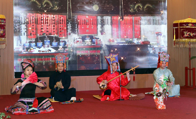 Biểu diễn hát Then tại Hội nghị. Ảnh: Đỗ Trưởng - TTXVN potal-hoi-nghi-quang-ba-diem-den-du-lich-lang-son-2025-7930746.jpg