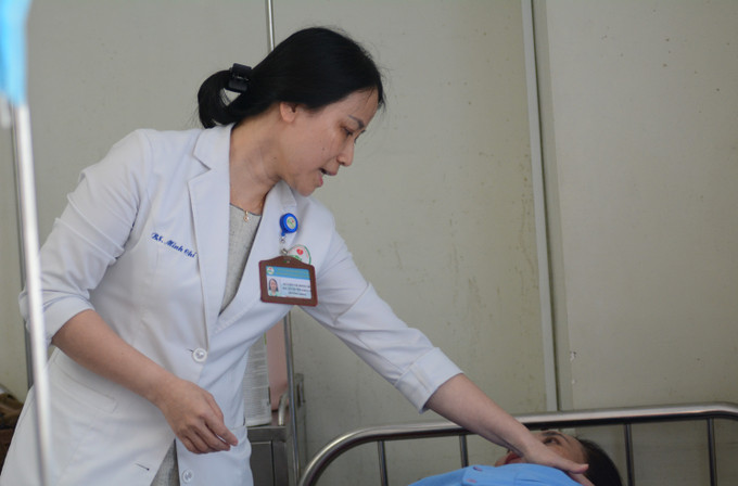 Bác sĩ Nguyễn Thị Minh Chí thăm khám bệnh nhân. Ảnh: Văn Dũng-TTXVN potal-nu-bac-si-tan-tam-diem-tua-tinh-than-cho-benh-nhan-ung-thu-vu-7901245.jpg