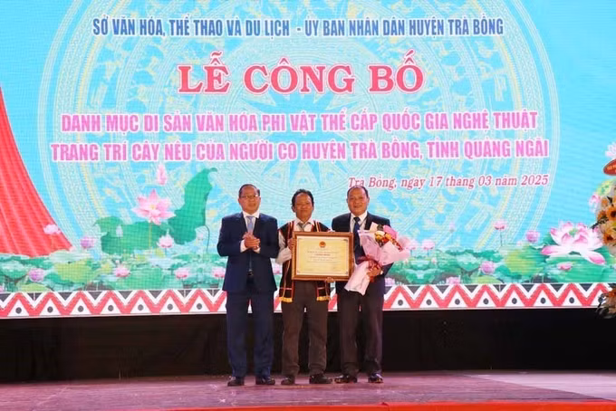 Trao chứng nhận Danh mục di sản văn hóa phi vật thể cấp quốc gia “Nghệ thuật trang trí cây nêu của người Co” huyện Trà Bồng. Ảnh: Phạm Cường-TTXVN