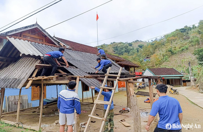 Các lực lượng chức năng huyện Tương Dương chung tay hỗ trợ người dân làm nhà. Ảnh: baonghean.vn bna-2.jpg