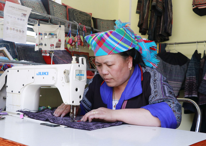 Nghệ nhân vẽ sáp ong Lý Thị Ninh giúp vùng cao Mù Cang Chải thay đổi định kiến giới. Ảnh: Đinh Thùy-TTXVN potal-nguoi-giu-hon-tho-cam-o-vung-cao-yen-bai-7900232.jpg