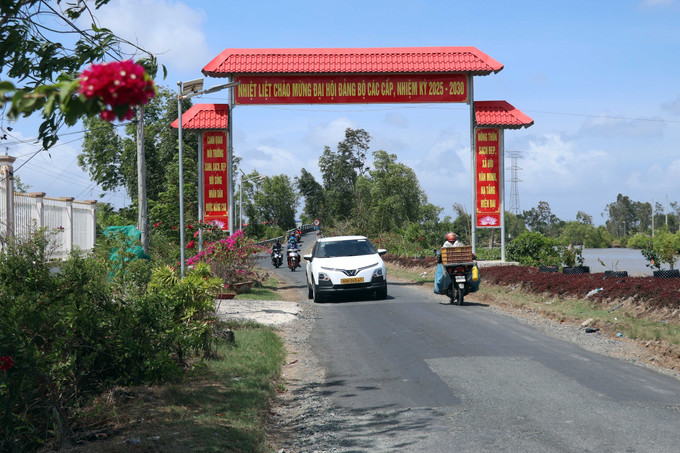 Xe ô tô về xã nông thôn mới Tân Duyệt, huyện Đầm Dơi. Ảnh: Kim Há – TTXVN potal-nhieu-doi-thay-o-vung-can-cu-dia-cach-mang-dam-doi-ca-mau-7883006.jpg