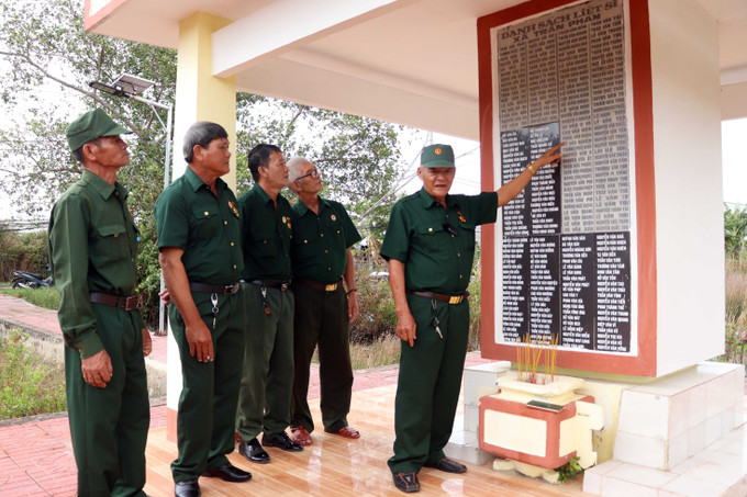 Các cựu chiến binh thăm nhà bia ghi danh các Anh hùng liệt sĩ xã Trần Phán, huyện Đầm Dơi. Ảnh: Kim Há - TTXVN potal-nhieu-doi-thay-o-vung-can-cu-dia-cach-mang-dam-doi-ca-mau-7883026.jpg