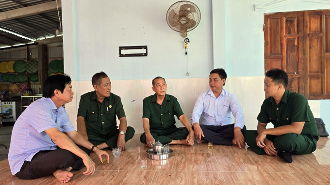 Ông Nguyễn Hữu Thạch (giữa), ấp Tân Lợi A, xã Tạ An Khương Nam, huyện Đầm Dơi kể lại những trận đánh lớn tiêu diệt Chi khu Cái Nước và Cứ điểm Chà Là vào năm 1963. Ảnh: Kim Há – TTXVN potal-nhieu-doi-thay-o-vung-can-cu-dia-cach-mang-dam-doi-ca-mau-7883012.jpg