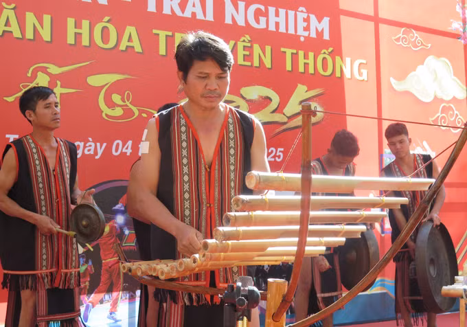 potal-a-thu-nguoi-giu-hon-cho-nhac-cu-dan-toc-xo-dang-7844331.jpg
