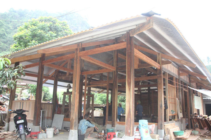 Các cấp chính quyền huyện Than Uyên hỗ trợ hộ nghèo xã Pha Mu làm nhà, giúp người dân ổn định cuộc sống. Ảnh: Quý Trung - TTXVN potal-chung-suc-xay-mai-am-cho-dong-bao-vung-kho-khan-o-lai-chau-7861604.jpg