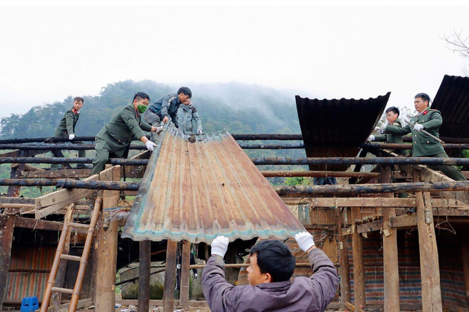 Cán bộ, chiến sỹ Công an tỉnh Lai Châu phối hợp với người dân chung tay xoá nhà tạm, nhà dột nát trên địa bàn. Ảnh: Quý Trung - TTXVN potal-chung-suc-xay-mai-am-cho-dong-bao-vung-kho-khan-o-lai-chau-7861602.jpg
