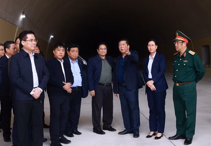 potal-thu-tuong-kiem-tra-cac-du-an-giao-thong-trong-diem-tai-quang-ngai-7847095.jpg