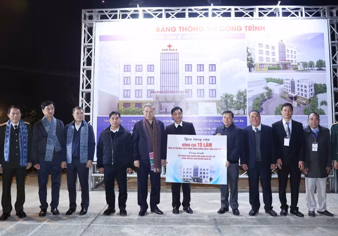 potal-tong-bi-thu-to-lam-va-doan-cong-tac-tham-tang-qua-cho-nhan-dan-cac-dan-toc-huyen-quan-ba-7841636.jpg