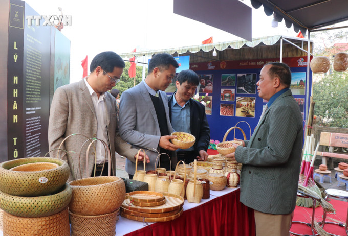 Đại biểu tham quan các gian giới thiệu sản phẩm làng nghề truyền thống tỉnh Bắc Ninh. Ảnh: Thanh Thương- TTXVN vna-potal-trung-bay-san-pham-lang-nghe-truyen-thong-quang-ba-du-lich-tinh-bac-ninh-7850879.jpg
