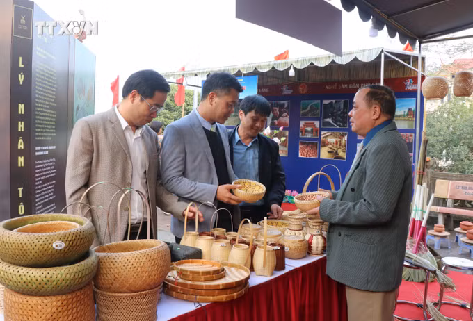 vna-potal-trung-bay-san-pham-lang-nghe-truyen-thong-quang-ba-du-lich-tinh-bac-ninh-7850879.jpg