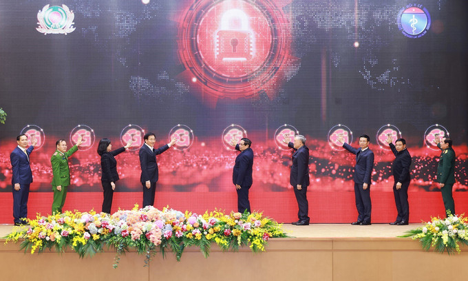 Thủ tướng Phạm Minh Chính và các đại biểu bấm nút khai trương hệ thống điều phối dữ liệu ngành y tế. Ảnh: Dương Giang-TTXVN potal-thu-tuong-chu-tri-phien-hop-tong-ket-hoat-dong-cua-uy-ban-quoc-gia-ve-chuyen-doi-so-va-de-an-06-7843321.jpg