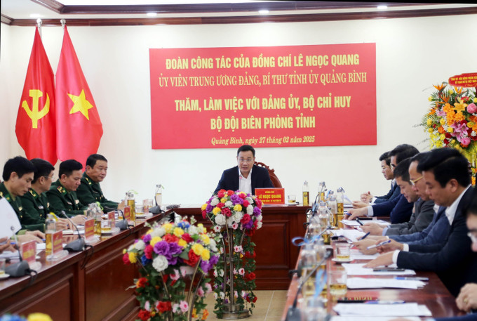 Quang cảnh buổi làm việc. Ảnh: Tá Chuyên – TTXVN potal-bi-thu-tinh-uy-quang-binh-tham-lam-viec-voi-bo-chi-huy-bo-doi-bien-phong-tinh-7878246.jpg