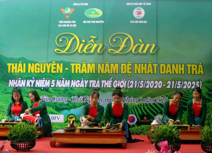 Trình diễn nghi thức pha và mời trà trong đời sống văn hóa người Việt. Trình diễn nghi thức pha và mời trà trong đời sống văn hóa người Việt.
