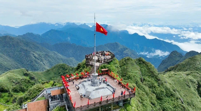 Lễ thượng cờ đặc biệt trên đỉnh Fansipan chào mừng Quốc khánh 2/9. Ảnh: Sun Group/TTXVN phát potal-le-thuong-co-tren-dinh-fansipan-chao-mung-quoc-khanh-29-7568879-1.jpg