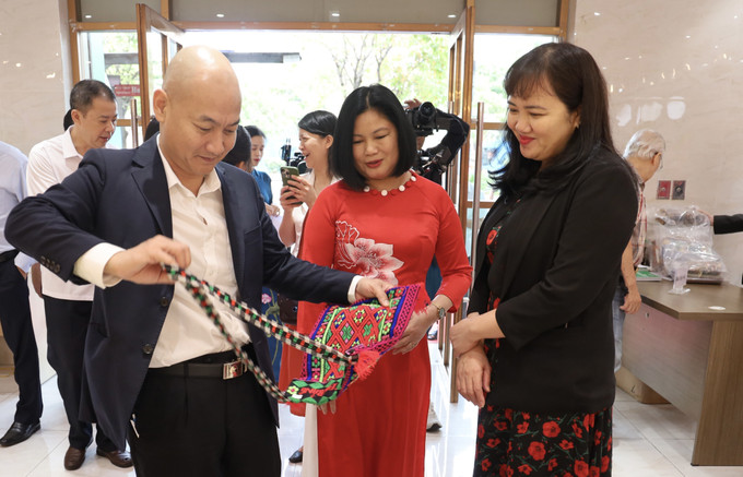 Đại biểu tìm hiểu về sản phẩm thổ cẩm. Ảnh: Xuân Anh - TTXVN potal-khai-mac-tuan-hang-gioi-thieu-san-pham-cua-tinh-cao-bang-tai-thanh-pho-ho-chi-minh-8036067.jpg