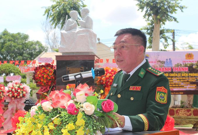 Đại tá Đào Viết Hùng, Chỉ huy trưởng Bộ đội Biên phòng tỉnh Đắk Lắk phát biểu tại lễ khánh thành tượng đài “Bác Hồ với Chiến sĩ Biên phòng”. Ảnh: TTXVN phát Đại tá Đào Viết Hùng, Chỉ huy trưởng Bộ đội Biên phòng tỉnh Đắk Lắk phát biểu tại lễ khánh thành tượng đài “Bác Hồ với Chiến sĩ Biên phòng”. Ảnh: TTXVN phát