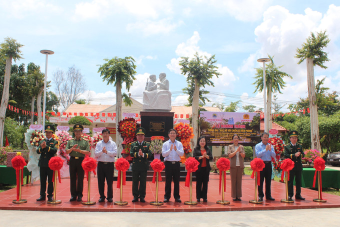 Cắt băng khánh thành tượng đài “Bác Hồ với Chiến sĩ Biên phòng” tại Đồn Biên phòng Ea H’Leo. Ảnh: TTXVN phát Cắt băng khánh thành tượng đài “Bác Hồ với Chiến sĩ Biên phòng” tại Đồn Biên phòng Ea H’Leo. Ảnh: TTXVN phát