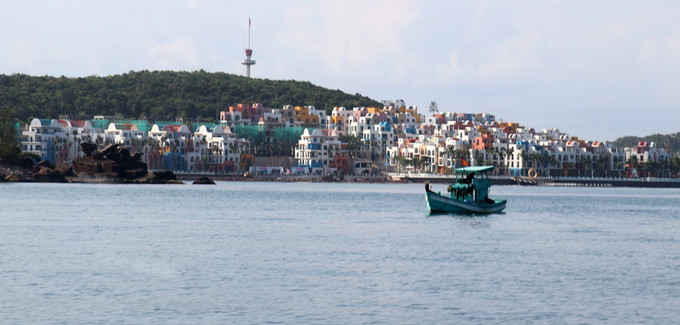 Khu đô thị Hòn Thơm hiện đại, phường An Thới, thành phố Phú Quốc (Kiên Giang). Ảnh: Lê Huy Hải/ TTXVN potal-50-nam-thong-nhat-dat-nuoc-an-tuong-phu-quoc-sau-50-nam-giai-phong-8010063.jpg