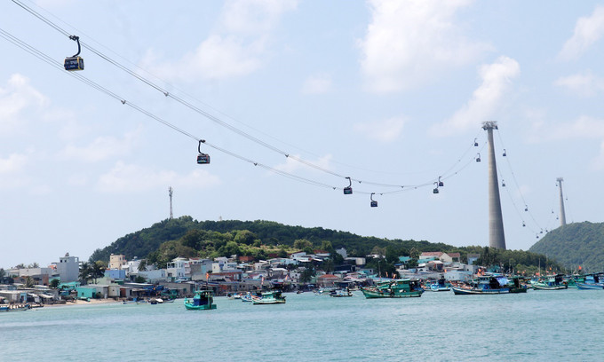 Cáp treo Hòn Thơm vượt biển dài nhất thế giới tại Nam đảo Phú Quốc (Kiên Giang), phục vụ khách du lịch khi đến đảo Ngọc. Ảnh: Lê Huy Hải/TTXVN potal-50-nam-thong-nhat-dat-nuoc-an-tuong-phu-quoc-sau-50-nam-giai-phong-8010059.jpg