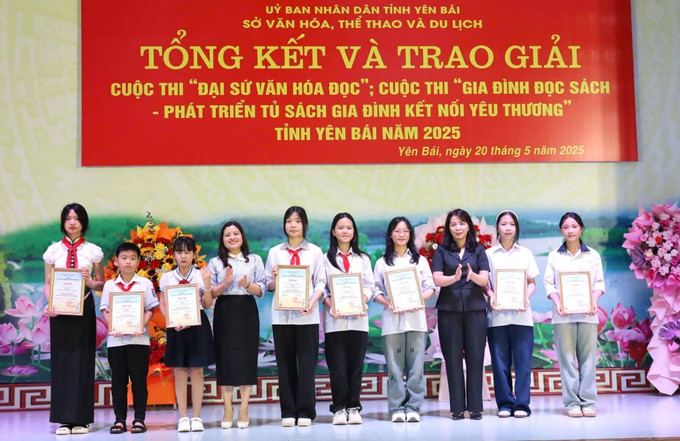 Ban Tổ chức trao giải cho học sinh đạt giải Cuộc thi “Đại sứ văn hóa đọc”. Ảnh: TTXVN phát Ban Tổ chức trao giải cho học sinh đạt giải Cuộc thi “Đại sứ văn hóa đọc”. Ảnh: TTXVN phát