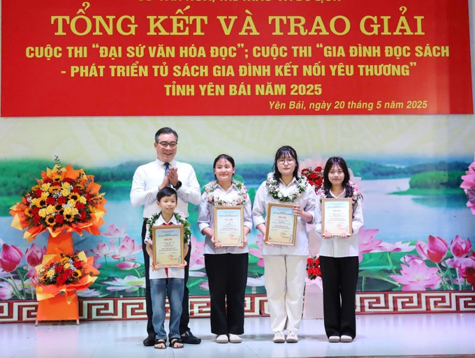 Giám đốc Sở Văn hóa, Thể thao và Du lịch tỉnh Yên Bái Nông Việt Yên trao Danh hiệu đại sứ Văn hóa đọc tiêu biểu cho 4 thí sinh. Ảnh: TTXVN phát potal-yen-bai-trao-giai-cuoc-thi-dai-su-van-hoa-doc-nam-2025-8043383.jpg