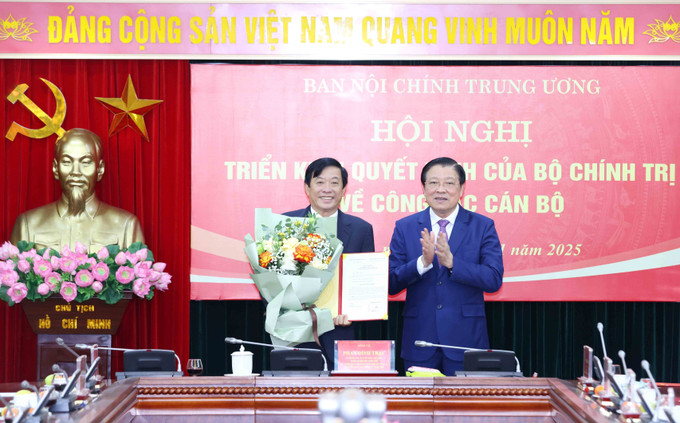 Đồng chí Phan Đình Trạc, Uỷ viên Bộ Chính trị, Bí thư Trung ương Đảng, Trưởng Ban Nội chính Trung ương trao Quyết định của Bộ Chính trị cho đồng chí Bùi Văn Nghiêm. Ảnh: Phương Hoa - TTXVN potal-dong-chi-bui-van-nghiem-giu-chuc-pho-truong-ban-noi-chinh-trung-uong-7823982.jpg