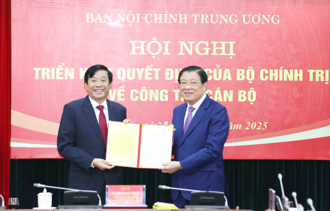 Trưởng Ban Nội chính Trung ương Phan Đình Trạc trao Quyết định của Bộ Chính trị cho đồng chí Bùi Văn Nghiêm. Ảnh: Phương Hoa - TTXVN Trưởng Ban Nội chính Trung ương Phan Đình Trạc trao Quyết định của Bộ Chính trị cho đồng chí Bùi Văn Nghiêm. Ảnh: Phương Hoa - TTXVN