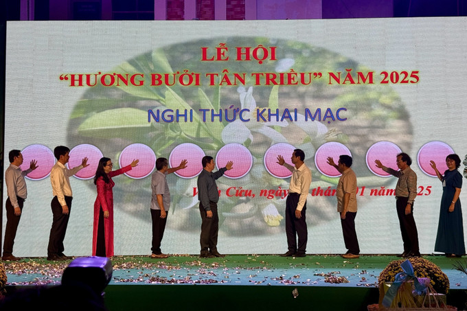 Các đại biểu ấn nút khai mạc Lễ hội “Hương bưởi Tân Triều”. Ảnh: Lê Xuân-TTXVN potal-dong-nai-to-chuc-le-hoi-huong-buoi-tan-trieu-7811118.jpg