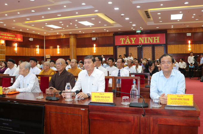 Lãnh đạo tỉnh Tây Ninh, cùng các chức sắc tôn giáo tại buổi họp mặt. Ảnh: Thanh Tân - TTXVN potal-tay-ninh-chuc-sac-ton-giao-nguoi-co-uy-tin-gop-phan-thuc-day-phat-trien-kinh-te-xa-hoi-7817705.jpg