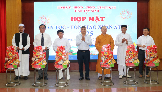 Chủ tịch Ủy ban Mặt trận Tổ quốc Việt Nam tỉnh Tây Ninh Võ Đức Trong tặng quà cho đại diện chức sắc, chức việc, nhà tu hành tiêu biểu các tôn giáo trên địa bàn tỉnh. Ảnh: Thanh Tân - TTXVN potal-tay-ninh-chuc-sac-ton-giao-nguoi-co-uy-tin-gop-phan-thuc-day-phat-trien-kinh-te-xa-hoi-7817703.jpg