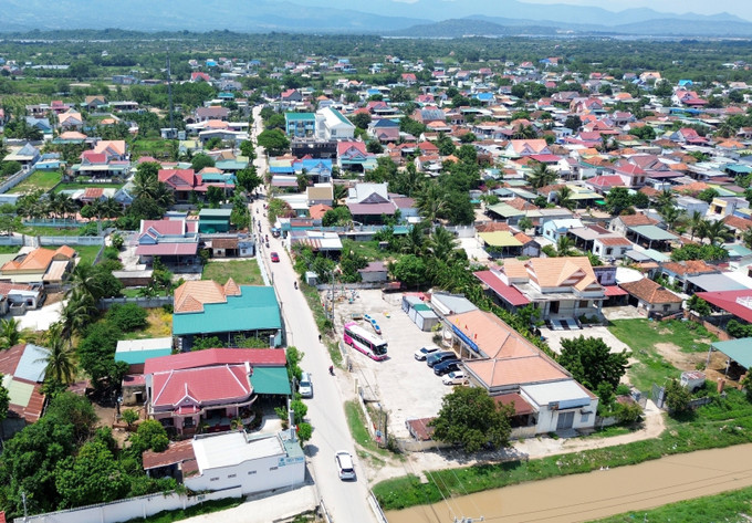 Một góc xã nông thôn mới Phước Hữu (huyện Ninh Phước, tỉnh Ninh Thuận), nơi có đông đồng bào Chăm sinh sống. Ảnh: Nguyễn Thành – TTXVN potal-ninh-thuan-day-manh-phat-trien-kinh-te-xa-hoi-vung-dong-bao-dan-toc-thieu-so-va-mien-nui-7805972.jpg
