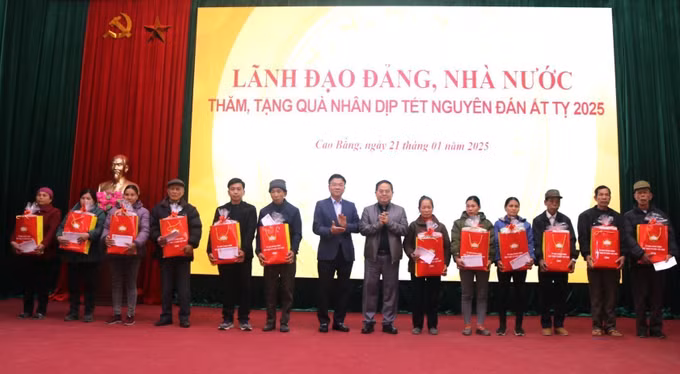 potal-pho-thu-tuong-le-thanh-long-tham-va-chuc-tet-tai-cao-bang-7819210.jpg