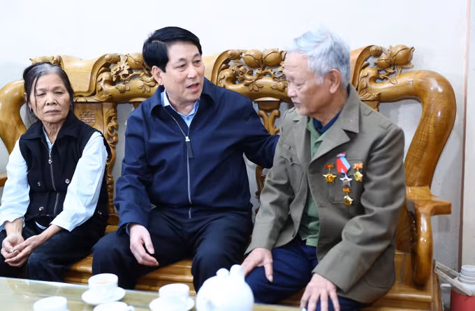 Chủ tịch nước Lương Cường đến thăm hỏi thương binh Nguyễn Văn Hiên tại xã Pa Tần, huyện Sìn Hồ, tỉnh Lai Châu. Ảnh: Lâm Khánh – TTXVN
