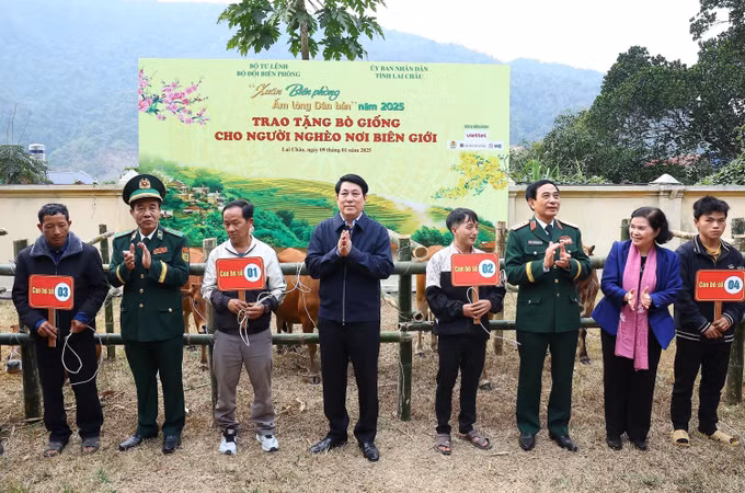 Chủ tịch nước Lương Cường, Bộ trưởng Quốc phòng Phan Văn Giang cùng Bí thư Tỉnh uỷ Lai Châu Giàng Páo Mỷ tặng bò giống cho các hộ nghèo tại xã Pa Tần, huyện Sìn Hồ, tỉnh Lai Châu. Ảnh: Lâm Khánh – TTXVN