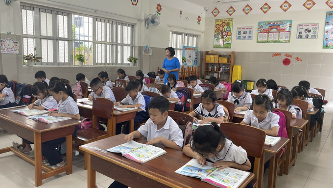 Hệ thống các cơ sở giáo dục trên địa bàn huyện được đầu tư xây dựng. Hiện nay, trên địa bàn huyện có 6 cơ sở giáo dục. Buổi học tại Trường Tiểu học Cao Văn Ngọc, huyện Côn Đảo. Ảnh: Huỳnh Sơn-TTXVN potal-50-nam-thong-nhat-dat-nuoc-con-dao-nua-the-ky-mot-hanh-trinh-phat-trien-7989016.jpg
