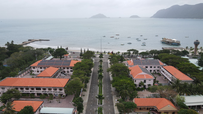 Khu vực trung tâm hành chính, du lịch của huyện Côn Đảo. Ảnh: Huỳnh Sơn-TTXVN potal-50-nam-thong-nhat-dat-nuoc-con-dao-nua-the-ky-mot-hanh-trinh-phat-trien-7989008.jpg