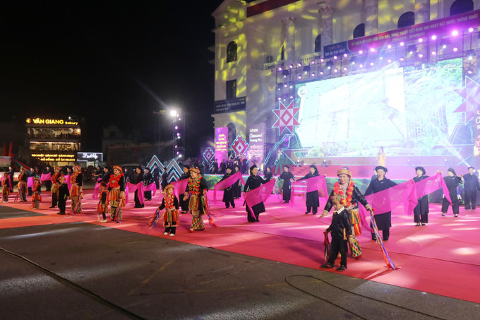 Các đoàn trình diễn đến từ các huyện thành phố. Ảnh: Vũ Hoàng Giang - TTXVN potal-le-hoi-carnaval-duong-pho-day-soi-dong-tai-bac-kan-7961036.jpg