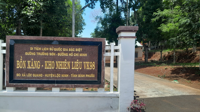 Cổng di tích Di tích Bồn xăng-Kho nhiên liệu VK98. Ảnh: K GỬIH-TTXVN potal-binh-phuoc-can-nhanh-chong-khac-phuc-di-tich-bon-xang-kho-nhien-lieu-vk98-dang-xuong-cap-7974293.jpg